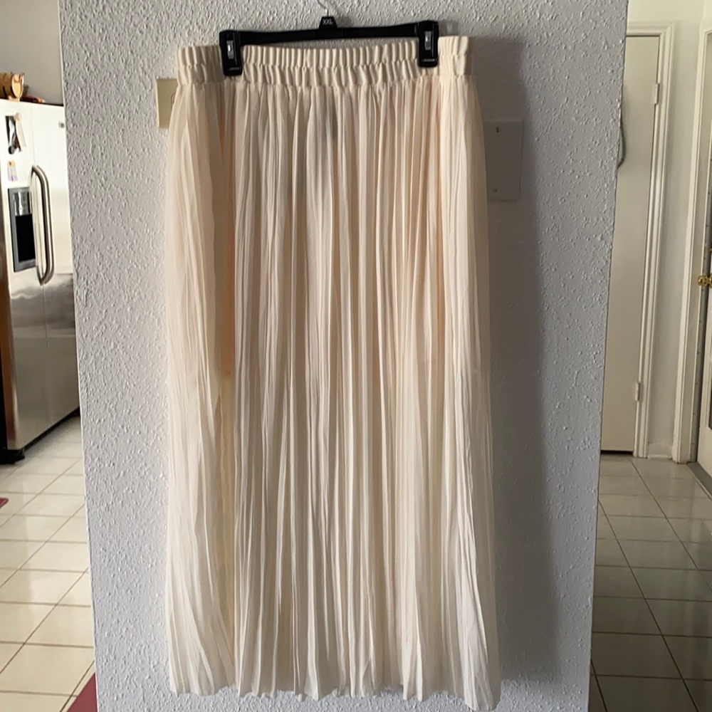 *Brand New W/ Tags* Cream Pleated Skirt with Attached Slip Size L